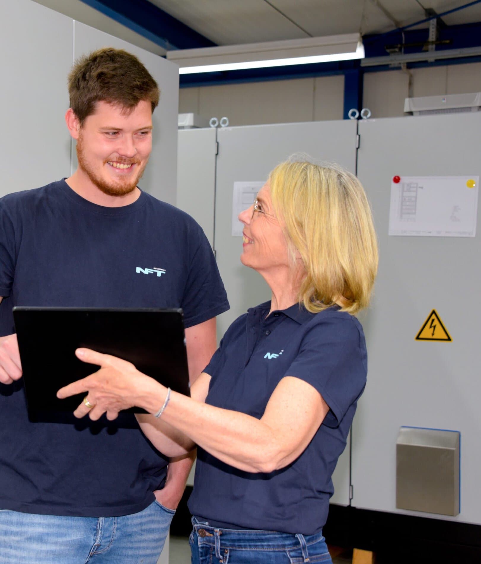 Zwei Teammitglieder im Gespräch in der Werkstatt.