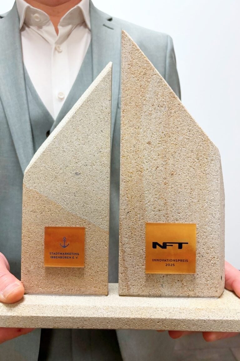 Der Innovationspreis 2025 von NFT automates als zweiteilige Trophäe.