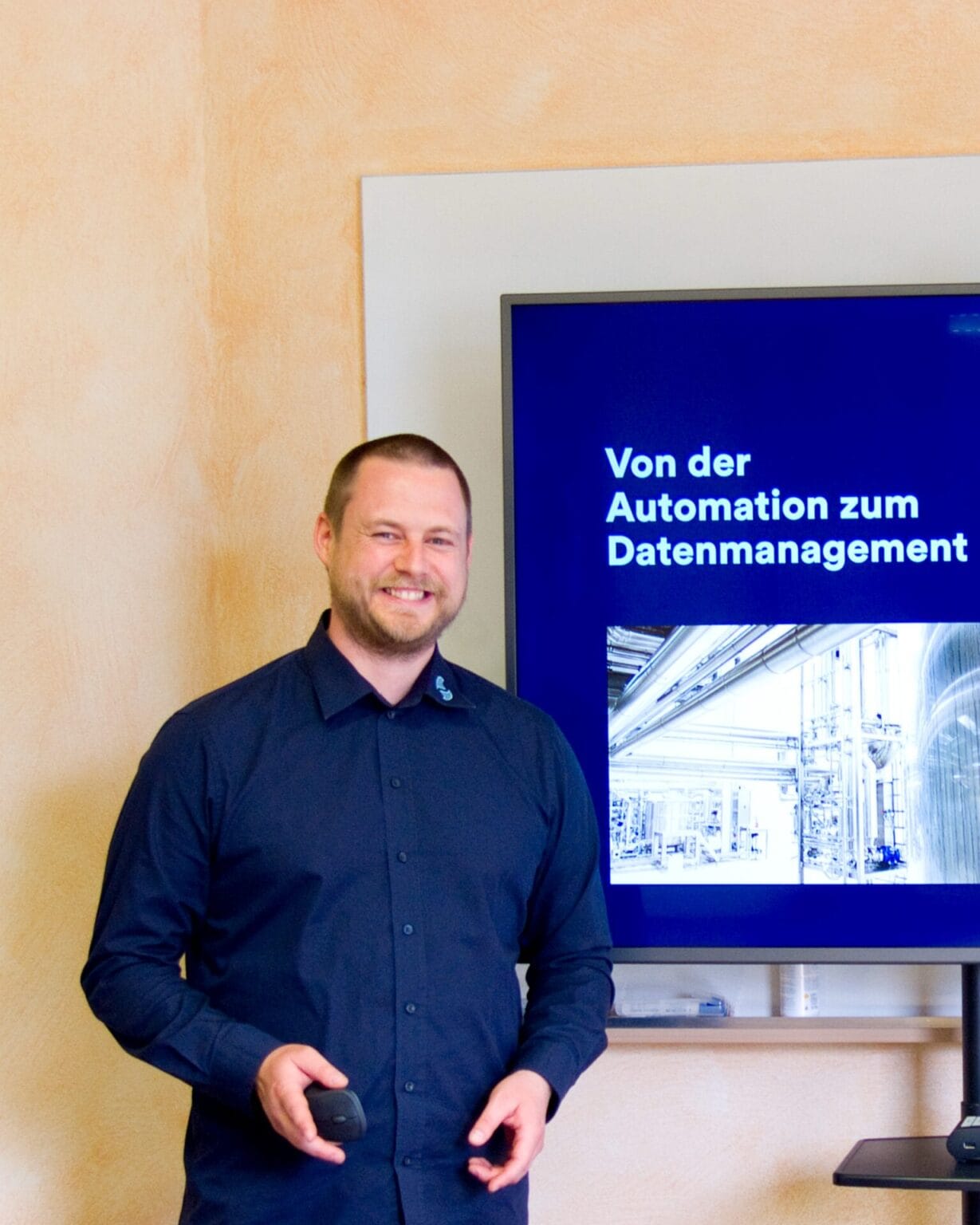 Patrick Leufkens bei einer Präsentation über Automation und Datenmanagement.