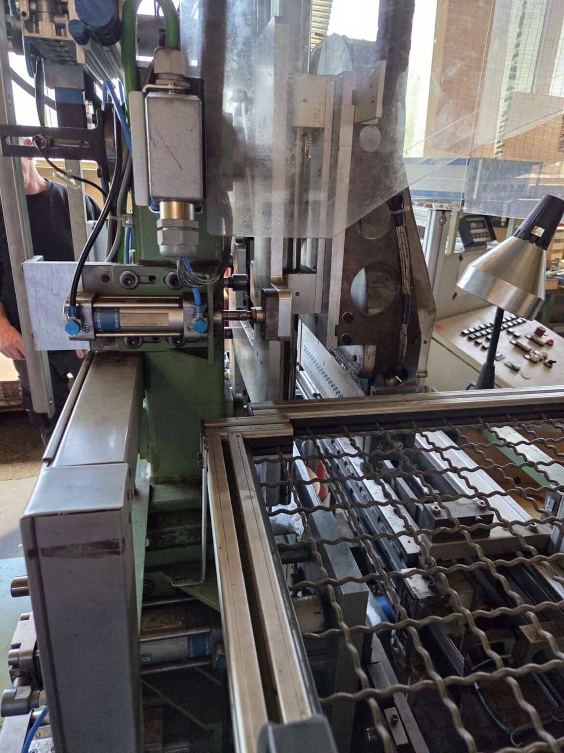 Blick auf eine Maschine mit Werkstücken im Projekt C-Tec.