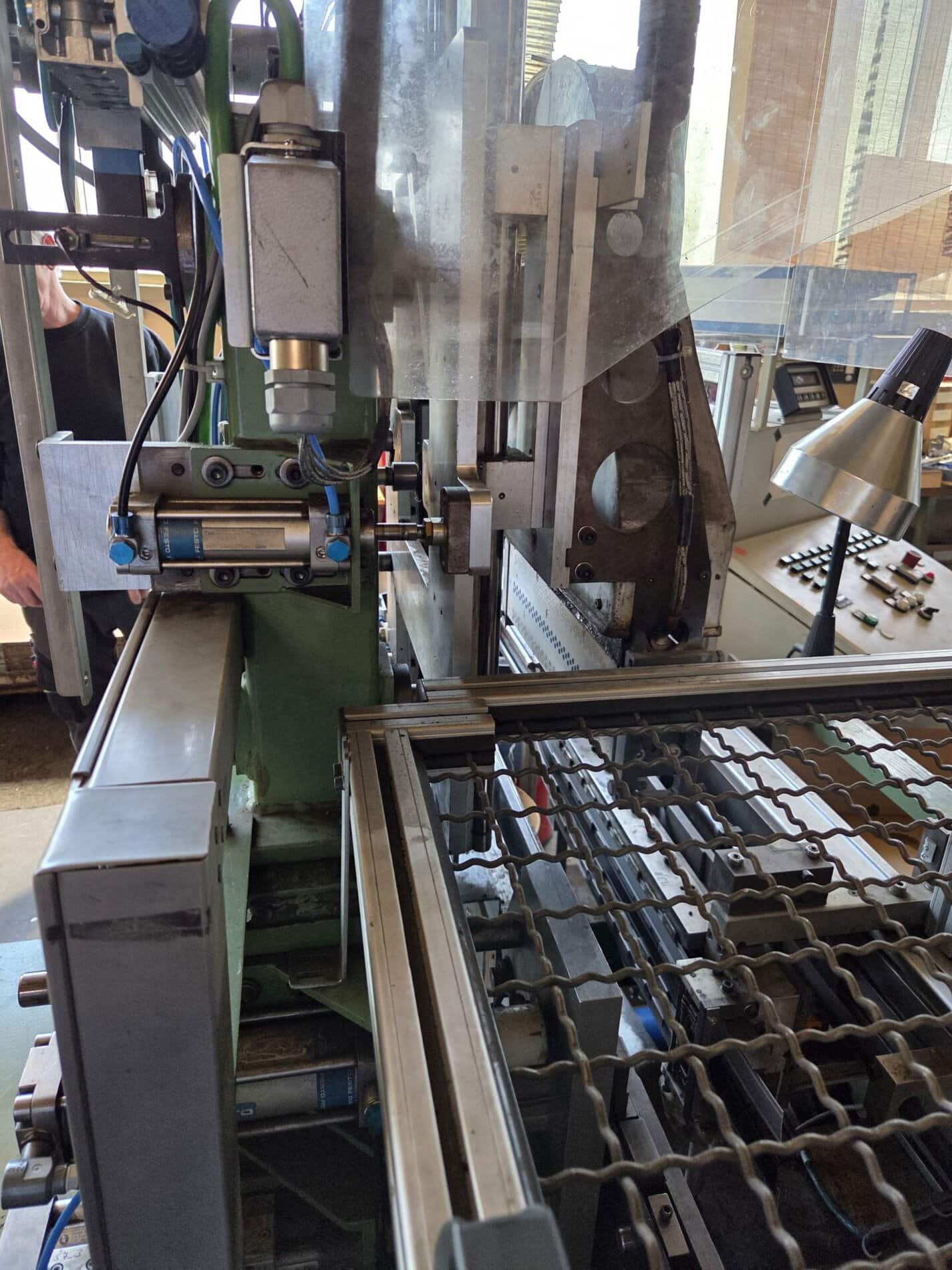 Blick auf eine Maschine mit Werkstücken im Projekt C-Tec.